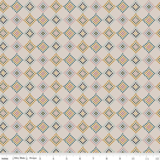 Image of the Honey Locust Patchwork Linen quilting cotton fabric by Riley Blake Designs. Features flowers on a cream background